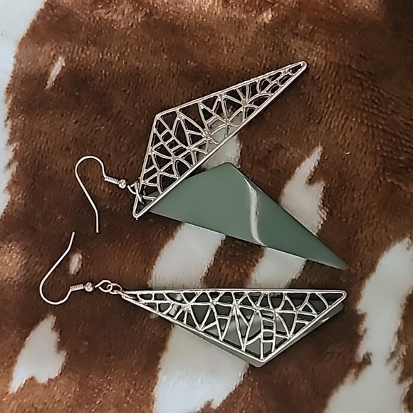 Green Dangle Style Earrings NWOT - Picture 2 of 3